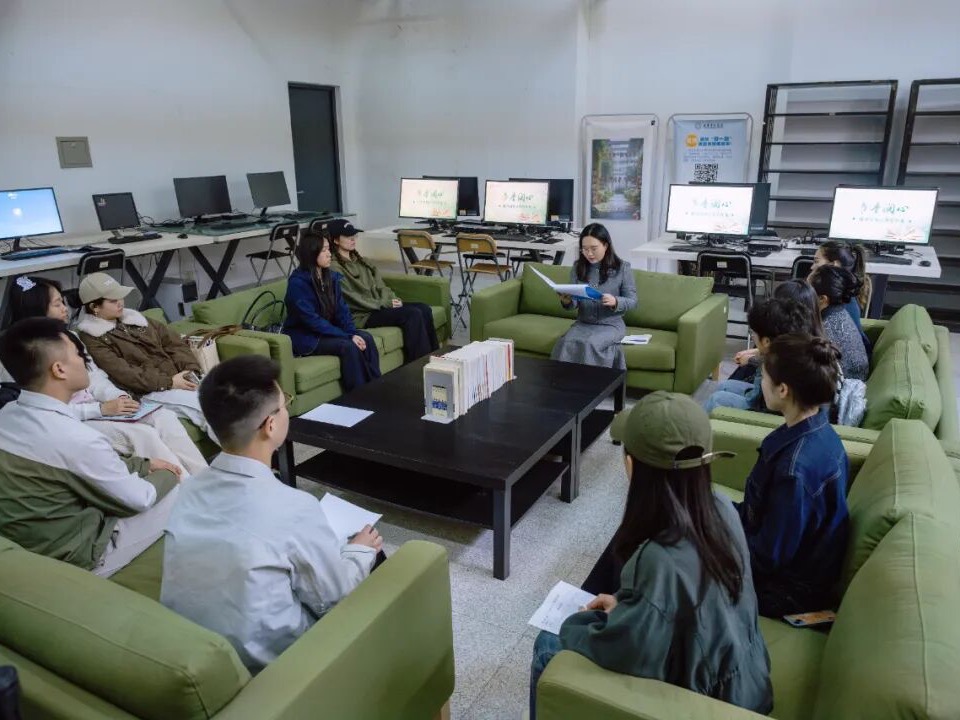 以書香潤心鑄信念 以領學分享踐初心丨我校舉辦第一期“書香潤心?輔導員領讀分享沙龍”